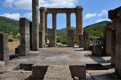 Tempio di Antas, Altar and mosaic floor