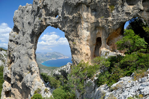 Natural stone arc “Arco di Lopiru”