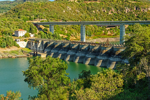 Lago Omodeo, Staumauer