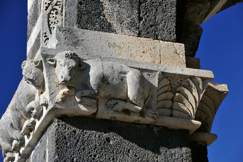 Santissima Trinita di Saccargia, column capital